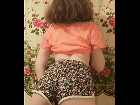 ❤️ Nwa ọhụrụ sexy na-eyipụ uwe mkpirisi ya na igwefoto Ihe na-akpali agụụ mmekọahụ n'ụlọ ❌❤